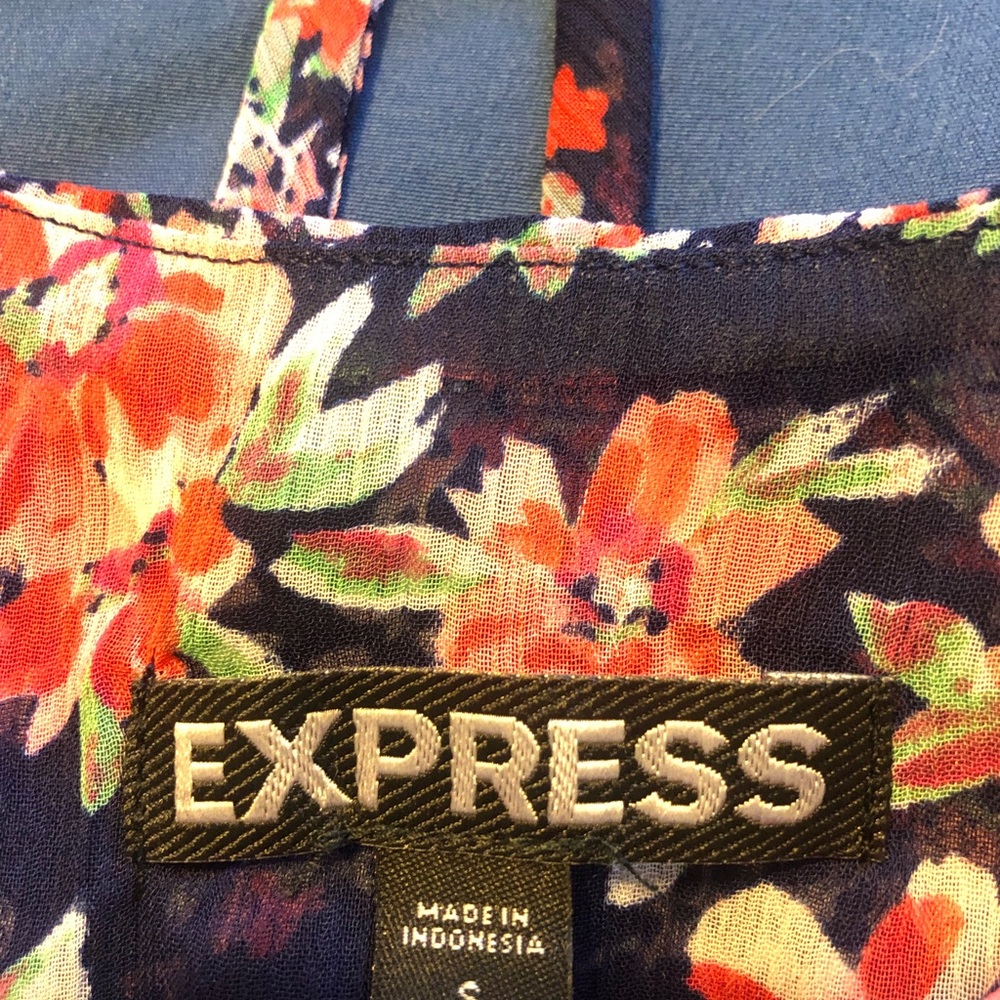 Express Women’s Small Flowered Pattern Crop Top - image 4